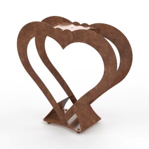 Die Dekoherz „HeartBeat“ Diva ist eine Holzskulptur in Herzform mit überlappenden Herzumrissen. Sie hat eine rustikale braune Lackierung und steht auf einem kleinen Sockel. Sie bietet einen abstrakt-künstlerischen Look vor einem schlichten weißen Hintergrund.