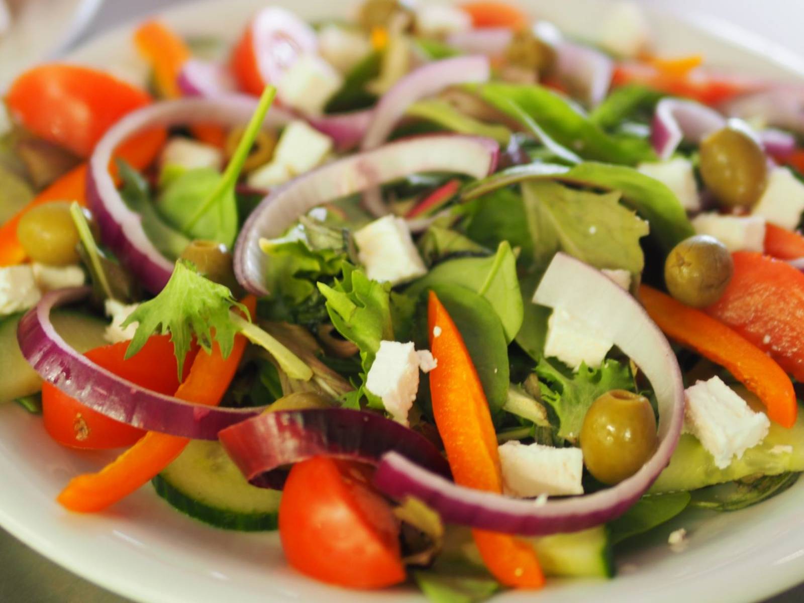 Gesünder leben und verdienen: Tipps für den Gemüseanbau im eigenen Garten 5 a plate of salad with vegetables