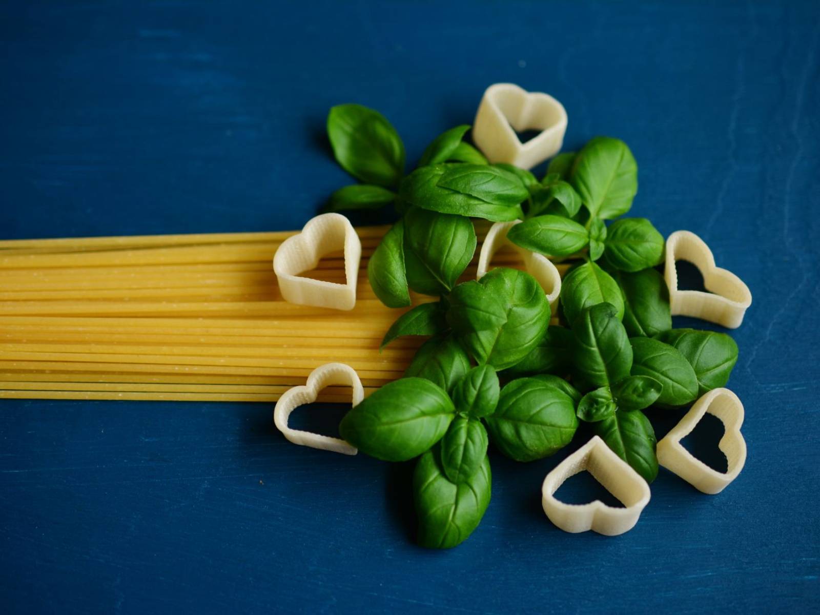 Gesünder leben und verdienen: Tipps für den Gemüseanbau im eigenen Garten 6 a bunch of pasta and basil leaves