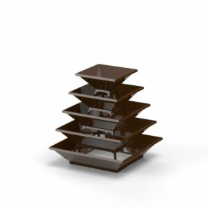 Der „HighBeet Rock“ besteht aus einem vertikalen Stapel von fünf quadratischen, braunen, flachen Schalen, die einer stufenförmigen Pyramide ähneln. Ideal für den Einsatz auf einem Balkon, ist jede Schale etwas kleiner als die darunterliegende und gleichmäßig vor einem weißen Hintergrund ausgerichtet.