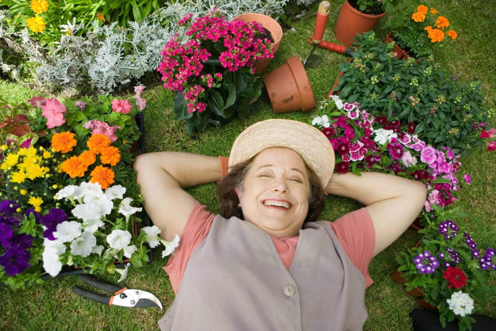 Die Magie des Gartens: Ein Ort der Ruhe und Inspiration 2 a woman lying in the grass with her eyes closed
